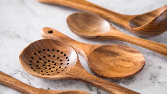 Küchenhelfer aus Holz sind nicht nur langlebig, sondern auch hygienisch, insbesondere bei Harthölzern wie Eiche, Buche oder Nussbaum, die antimikrobielle Gerbsäure freisetzen. - © Christin Klose/dpa-tmn