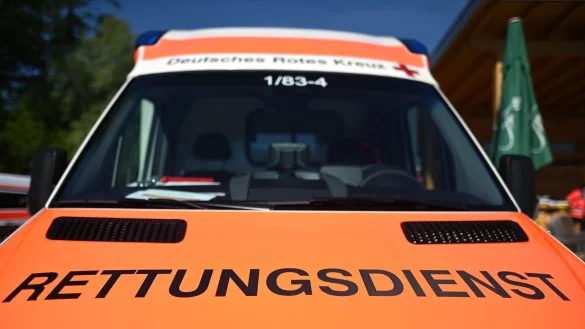 Sanit&auml;ter bringen den Zehnj&auml;hrigen in ein Krankenhaus. (Symbolbild) - &copy; Patrick Seeger/dpa