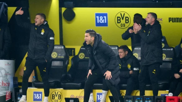Trainer Nuri Sahin ist unzufrieden und macht seinem Team vor dem Spiel in Wolfsburg klare Ansagen. - © Bernd Thissen/dpa