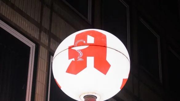 Von den anhaltenden Lieferengp&auml;ssen bei zahlreichen Medikamenten sind auch Kochsalzl&ouml;sungen betroffen. Darauf hat der Apothekerverband Nordrhein hingewiesen. (Archivbild) - &copy; Philip Dulian/dpa