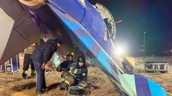 Aserbaidschan sprach nach dem Absturz vom Einsatz einer Waffe gegen das Passagierflugzeug. (Archivbild) - © Uncredited/Kazakhstan\\\'s Emergency Ministry/AP/dpa