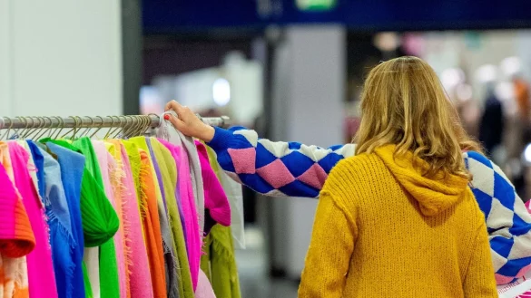 W&uuml;rden Sie das St&uuml;ck auch kaufen, wenn es nicht reduziert w&auml;re? Eine Frage, die man sich bei Angeboten ruhig mal stellen kann. - &copy; Zacharie Scheurer/dpa-tmn