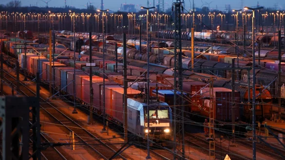 Konzernchefin Sigrid Nikutta muss die G&uuml;terverkehrstochter DB Cargo bis 2026 wieder in die schwarzen Zahlen f&uuml;hren. (Archivbild) - &copy; Bodo Marks/dpa