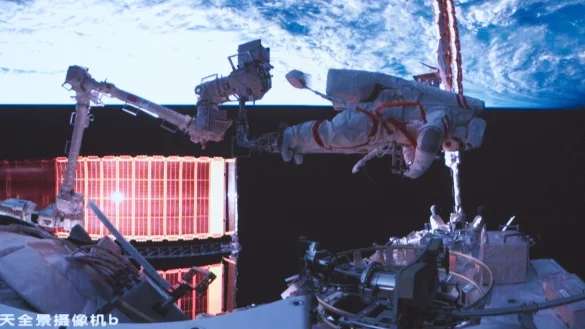 So lange war noch kein Außeneinsatz zuvor: Neun Stunden verbrachten zwei chinesische Astronauten außerhalb ihrer Raumstation. - © Li Jie/Xinhua/dpa