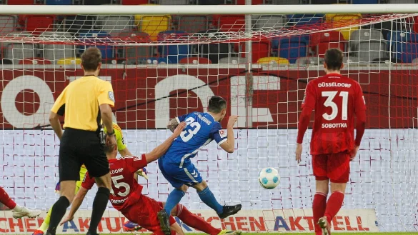 Magdeburgs Atik schießt das vorrübergehende 2:2 - © Roland Weihrauch/dpa