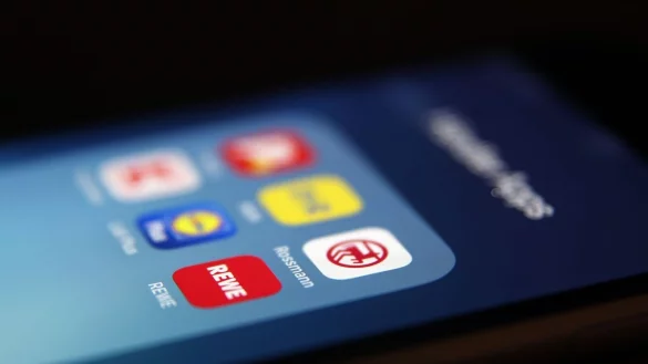 Viele Kunden haben mehrere Händler-Apps auf ihrem Handy. (Symboldbild) - © Karl-Josef Hildenbrand/dpa