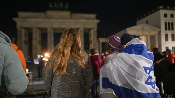 In Berlin begann das Gedenken an die Opfer des &Uuml;berfalls bereits am fr&uuml;hen Morgen am Brandenburger Tor. - &copy; Sebastian Christoph Gollnow/dpa