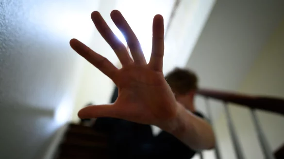 Das Gewaltschutzgesetz ermöglicht Gewaltopfern in Beziehungen, die alleinige Nutzung der gemeinsamen Wohnung zu beantragen. - © Jonas Walzberg/dpa/dpa-tmn