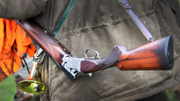 Jäger leben gefährlich - auch wenn sie meist selbst töten und nicht getötet werden. (Archivbild) - © Felix Kästle/dpa