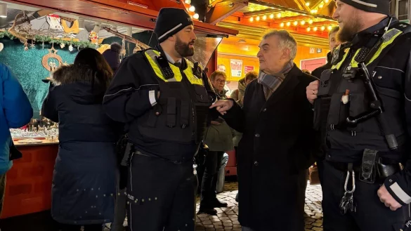 NRW-Innenminister auf Düsseldorfer Weihnachtsmarkt - © Innenministerium NRW/dpa