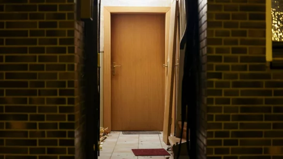 Nach einem Polizeieinsatz ist die Haust&uuml;r eines Mehrfamilienhauses stark besch&auml;digt. - &copy; Christoph Reichwein/dpa