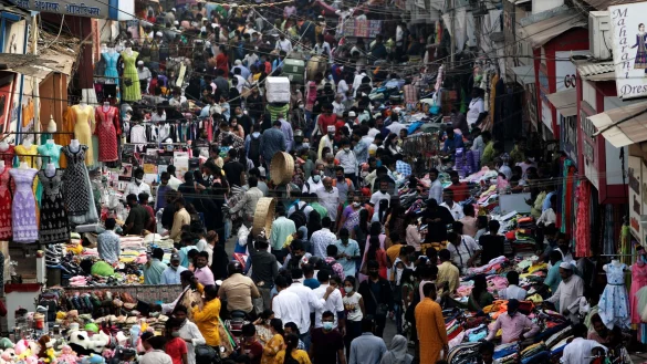 Die Weltbev&ouml;lkerung betr&auml;gt einer Sch&auml;tzung zufolge zum Jahreswechsel 8,155 Milliarden Menschen. (Illustration) - &copy; Rajanish Kakade/AP/dpa