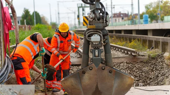 Schienen, Weichen, Stellwerke: Die Bahn hat in diesem Jahr so viel gebaut wie lange nicht. (Archivbild) - © Andreas Arnold/dpa