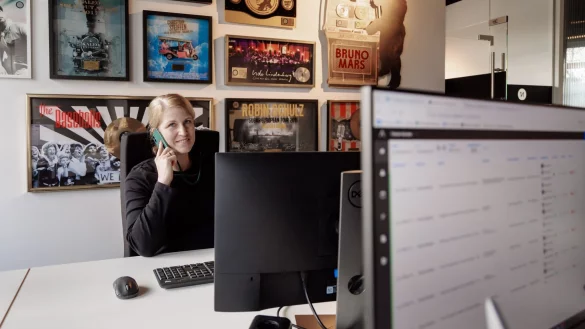 Rebekka Bremer sorgt als Bookerin bei einer Hamburger Agentur daf&uuml;r, dass bei Konzerten und Lesungen f&uuml;r die K&uuml;nstlerinnen und K&uuml;nstler alles glattgeht. - &copy; Markus Scholz/dpa-tmn