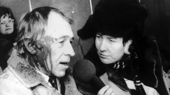 Statement nach Farbbeutel-Attacke: Der damalige Generalsekret&auml;r der CDU, Heiner Gei&szlig;ler im Gespr&auml;ch mit Reporterin Carmen Thomas. - &copy; ---/dpa