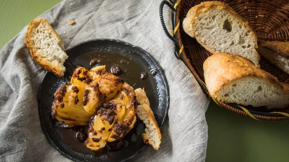 Onion Boils werden derzeit als Foodtrend gefeiert - wie hier, gefüllt mit Gewürzbutter, aus der Heißluftfritteuse. - © Christin Klose/dpa-tmn