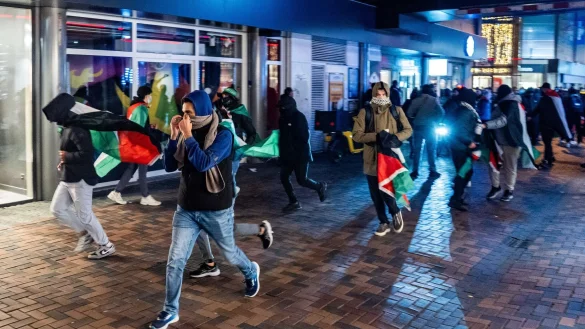 Rund um das Fu&szlig;ballspiel des niederl&auml;ndischen Erstligisten Ajax Amsterdam in der Europa League gegen Maccabi Tel Aviv ist es zu Zusammenst&ouml;&szlig;en von propal&auml;stinensischen Demonstranten und der Polizei gekommen. - &copy; Jeroen Jumelet/ANP/dpa