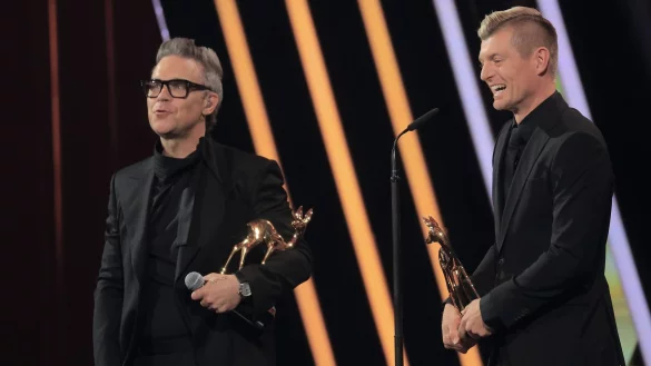 Robbie Williams &uuml;berreichte Toni Kroos den &laquo;Bambi&raquo;, nachdem er bereits selbst einen erhalten hat. - &copy; Karl-Josef Hildenbrand/dpa