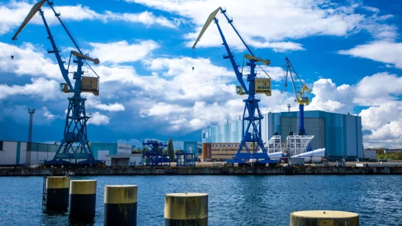 Der Kieler U-Bootbauer Thyssenkrupp Marine Systems (TKMS) will einen dreistelligen Millionenbetrag in den Standort Wismar investieren. (Archivbild) - © Jens Büttner/dpa