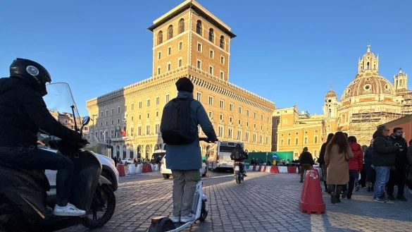In Italien nicht mehr erlaubt: E-Scooter fahren ohne Helm (Archivfoto). - © Christoph Sator/dpa