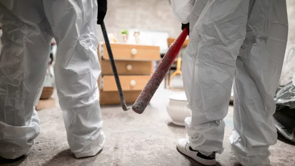 Gleich werden Scherben und Splitter fliegen: Zwei Kunden haben den Wutraum betreten. - &copy; Fabian Strauch/dpa