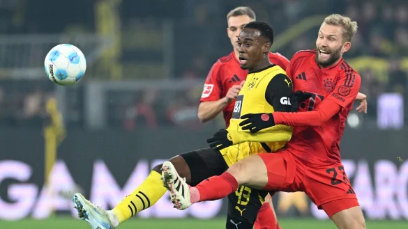 Die Zuschauer in Dortmund bekamen viele packende Duelle zu sehen - so wie hier zwischen Jamie Gittens (l) und Konrad Laimer (r). - &copy; Federico Gambarini/dpa