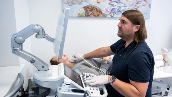 Jens Lassen ist Allgemeinmediziner mit eigener Praxis - und kommt in seinem Beruf mit vielen Krankheitsbildern in Berührung. - © Benjamin Nolte/dpa-tmn