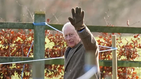 Der britische König Charles III. winkte, als er das Gelände der St.-Mary-Magdalene-Kirche in Sadringham verließ. - © Jacob King/PA/AP/dpa