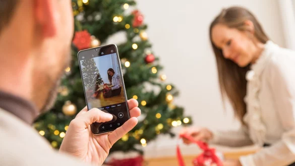 Ein Viertel der Befragten begrenzt die Nutzung des Smartphones an Heiligabend auf das Fotografieren. - &copy; Christin Klose/dpa-tmn