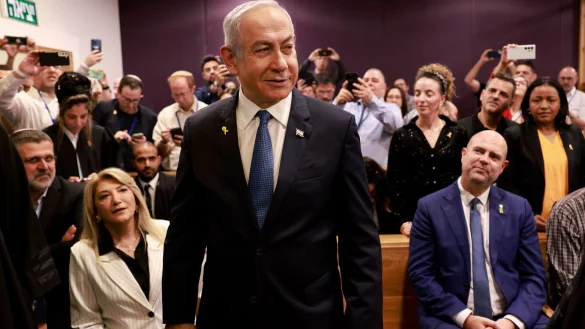 Der israelische Regierungschef Benjamin Netanjahu vor Gericht. - &copy; Menahem Kahana/AFP Pool/AP/dpa