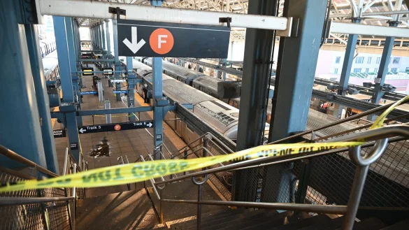 Die abgesperrte Station im New Yorker Stadtteil Brooklyn gehört zum bekannten Ausflugsziel Coney Island. - © Kyle Mazza/TheNEWS2 via ZUMA Press Wire/dpa