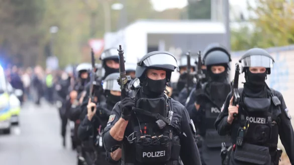 Spezialeinheiten der Polizei durchk&auml;mmen die einzelnen Geb&auml;ude des Komplexes (Archivbild). - &copy; Sascha Thelen/dpa