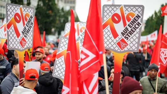 Die IG Metall setzt ihre Warnstreiks zu Beginn der neuen Woche in mehreren Bundesl&auml;ndern fort. (Archivbild) - &copy; Daniel Karmann/dpa