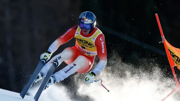 Der Schweizer Franjo von Allmen hat es auf das Podest geschafft. - © Gabriele Facciotti/AP/dpa