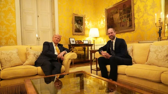 Trump nutzte seinen Besuch in Paris auch für ein Treffen mit dem britischen Thronfolger. - © Aaron Chown/Pool PA/AP/dpa