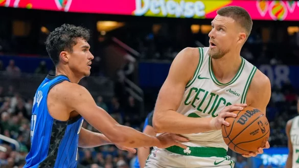 Tristan da Silva (l) erzielte für Orlando den Siegtreffer gegen Boston. - © John Raoux/AP/dpa