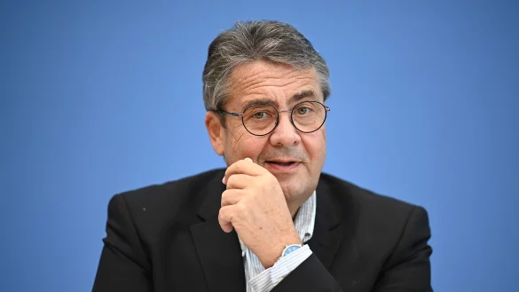 Sigmar Gabriel spricht im Jahr 2020 bei einer Pressekonferenz. - &copy; Britta Pedersen/dpa-Zentralbild/dpa