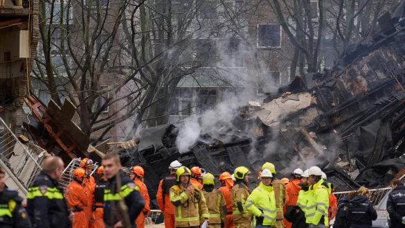 Nach der Explosion eines Mehrfamilienhauses in Den Haag sind inzwischen fünf Todesopfer geborgen worden. - © Phil Nijhuis/AP/dpa