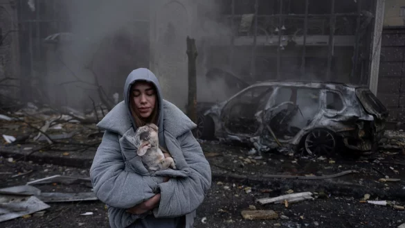 Ein russischer Raketenangriff hat in Kiew schwere Schäden angerichtet. - © Alex Babenko/AP/dpa