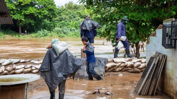 Mit Sands&auml;cken versuchten Helfer, die Fluten aufzuhalten. - &copy; Pongmanat Tasiri/SOPA Images via ZUMA Press Wire/dpa