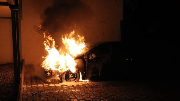 In der Silvesternacht brennen in Deutschland etwa 1.000 Autos - so viel wie sonst in einem Monat. (Symbolbild) - © Silvio Dietzel/dpa-Zentralbild/dpa