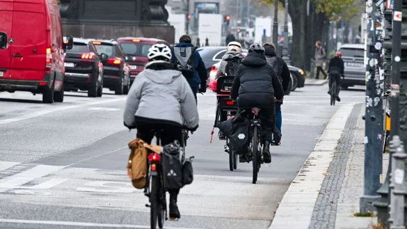 Das Land will ein Leasingangebot f&uuml;r normale R&auml;der und E-Bikes einf&uuml;hren. (Symbolbild) - &copy; Jens Kalaene/dpa