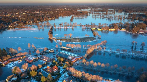 Das Jahr 2024 war nicht nur deutlich zu warm, auch das Soll für Niederschläge wurde übertroffen (Archivbild). - © Sina Schuldt/dpa