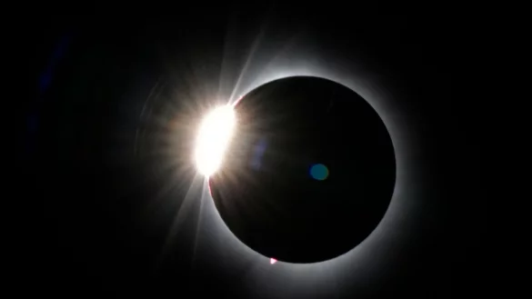 Bei einer totalen Sonnenfinsternis wird der Bereich um die Sonne herum sichtbar. (Archivbild) - &copy; Robert F. Bukaty/AP/dpa