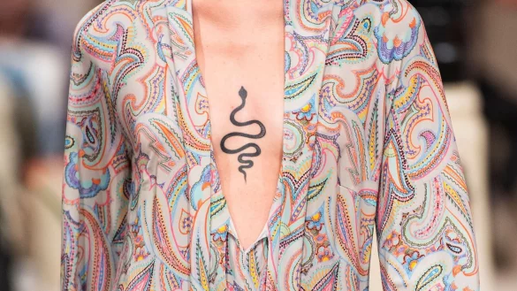 Auch auf Laufstegen sind manchmal Tattoos zu sehen. (Archivbild) - © Christophe Gateau/dpa