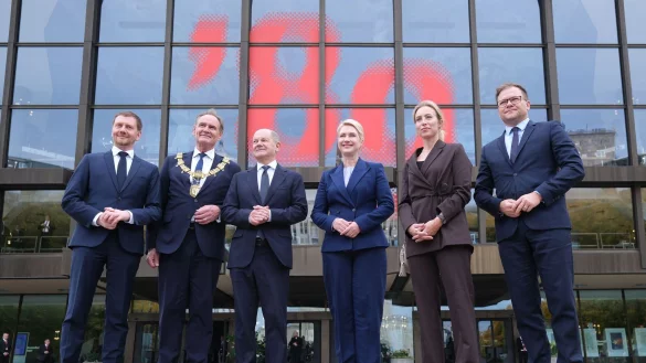 Bundeskanzler Olaf Scholz beim Leipziger Festakt zum Gedenken an die friedliche Revolution in der DDR 1989. - &copy; Sebastian Willnow/dpa