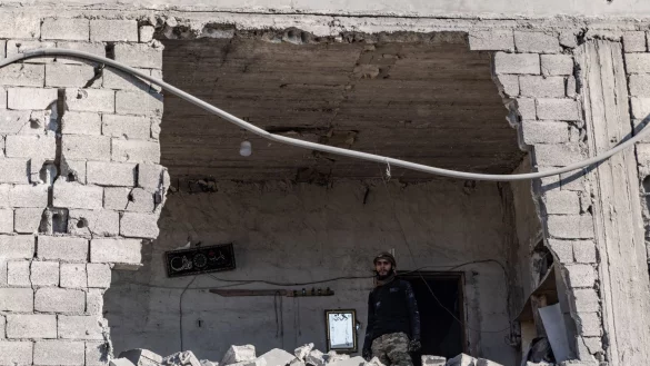 Ein Mann steht nach einem Luftangriff auf die Stadt Atarib in der Umgebung von Aleppo in einem zerst&ouml;rten Geb&auml;ude. (Archivbild) - &copy; Anas Alkharboutli/dpa