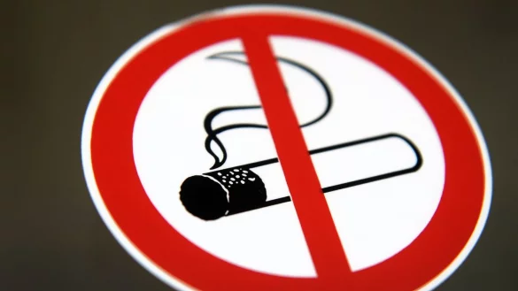 Das Rauchverbot soll in Holzwickede k&uuml;nftig f&uuml;r gemeindliche Veranstaltungen unter freiem Himmel und jegliche Art von Raucherwaren gelten. (Symbolbild) - &copy; picture alliance / dpa