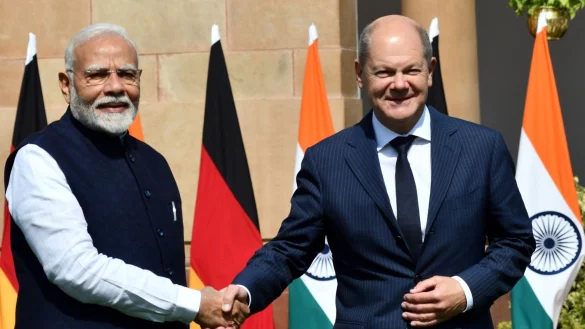 Mit Putin war es eine Umarmung, mit Scholz ist es nur ein H&auml;ndedruck. Trotzdem versteht sich der indische Premier mit seinem Gast aus Deutschland gut. - &copy; Ravi Batra/ZUMA Press Wire/dpa