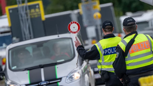 Inzwischen wird an allen deutschen Landgrenzen kontrolliert. (Archivbild) - © Peter Kneffel/dpa
